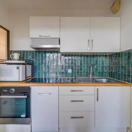 Tres A Apartment